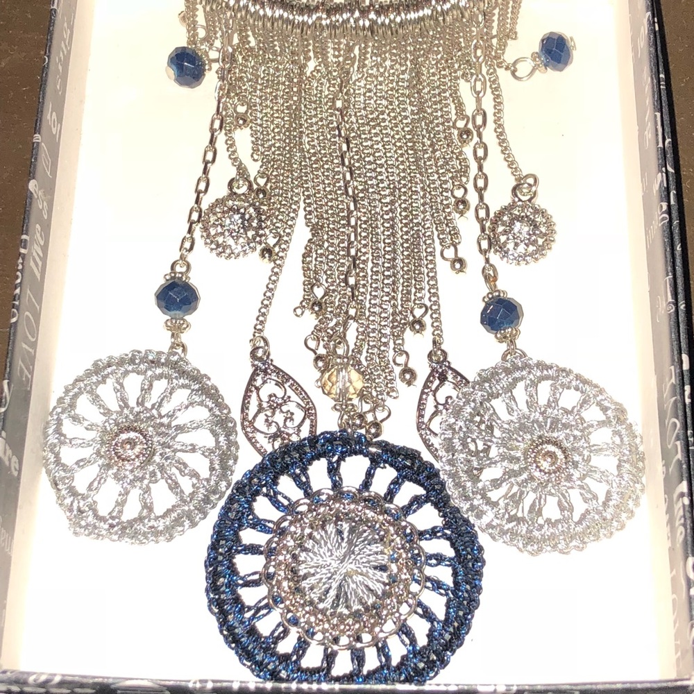 Choker necklace with beautiful detail!!!